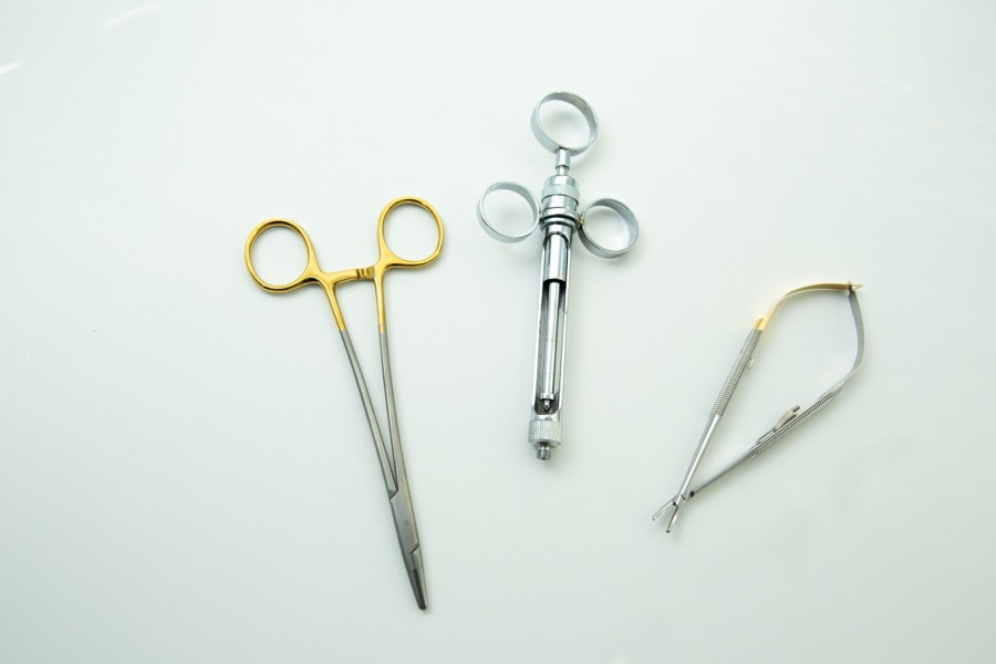 Instruments chirurgicaux alignés avec précision