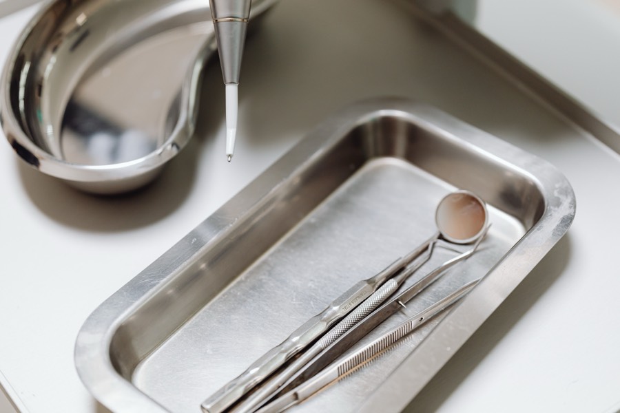Plateau d'instruments médicaux stérilisés